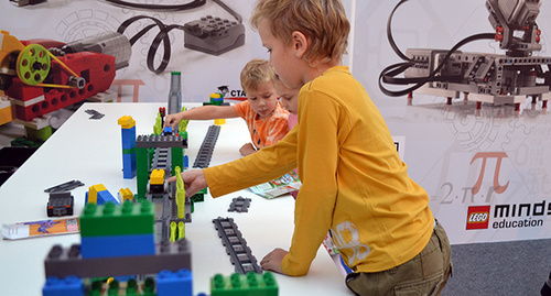 Дети играют в датские кубики-лего. Фото Светланы Кравченко для "Кавказского узла"