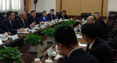 Юнус-Бек Евкуров (слева) на встрече с китайскими представителями. Фото: http://www.ingushetia.ru/m-news/archives/021709.shtml#more