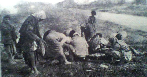 Армяне-беженцы у тела мертвой лошади в Дейр-эз-Зоре. 1915 г. Фото https://ru.wikipedia.org