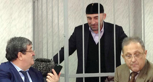 Курман-Али Байчоров и его адвокаты в зале суда, где проходит заседание по делу. 2 декабря 2014 год. Фото Магомеда Магомедова для "Кавказского узла" 