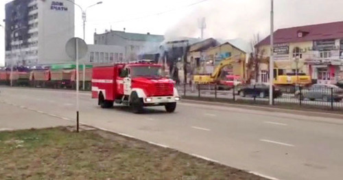 Пожарная машина возле Дома печати. Грозный, 4 декабря 2014 г. Кадр из видео "Кавказского узла"