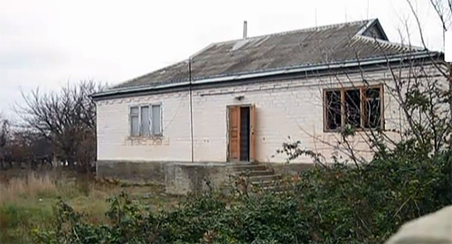 Дом на окраине села, в котором обнаружен схрон с самодельными взрывными устройствами.  Фото: http://nac.gov.ru/nakmessage/2014/11/22/v-dagestane-i-ingushetii-obezvrezheny-obnaruzhennye-v-tainikakh-vzryvnye-ustro.html