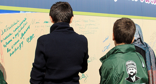Школьники пишут пожелания родному городу. Грозный, сентябрь 2014. Фото Магомеда Магомедова  для "Кавказского узла"