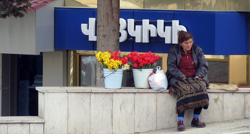 Женщина продает цветы, выращенные у себя на садовом участке. Нагорный Карабах,  Степанакерт, апрель 2014. Фото Алвард Григорян для "Кавказского узла"
