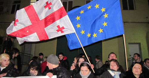 Флаги Грузии и Евросоюза. Фото Марины Букия для "Кавказского узла"