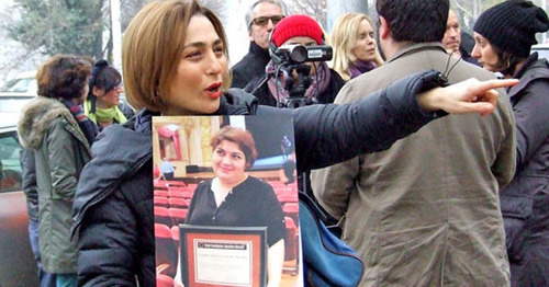 Участница акции Нино Данелия держит плакат с фото журналистки Хадиджи Исмаиловой. Тбилиси, 10 декабря 2014 г. Фото Эдиты Бадасян для "Кавказского узла"