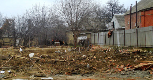 На месте одного из снесённых домов, принадлежащего семье боевика. Гудермесский район Чечни, декабрь 2014 г. Фото http://www.memo.ru/uploads/files/1579.jpg