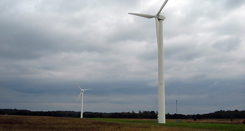 Наземная ветряная электростанция возле Айнажи, Латвия. Фото: Otto Magnus, https://upload.wikimedia.org/wikipedia/commons/9/9b/Wind_farm_near_Aina%C5%BEi%2C_Latvia.JPG 