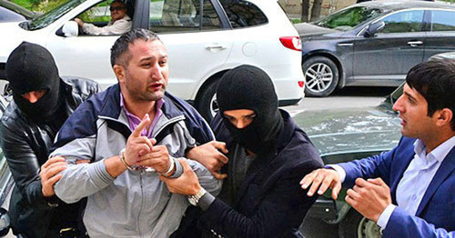 Парвиза Гашимли доставляют в суд. Баку, 7 ноября 2013 г. Фото Джавида Гурбанова, http://www.regnum.ru/

