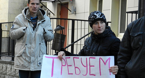 Плакаты участников акции. . Фото Татьяны Филимоновой для "Кавказского узла