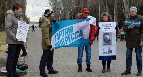 В Волгограде «Партия Прогресса» провела пикет в поддержку Алексея Навального. Фото Татьяны Филимоновой для Кавказского узла"