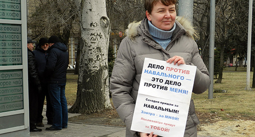 Участница пикета с плакатом. Фото Татьяны Филимоновой для "Кавказского узла"