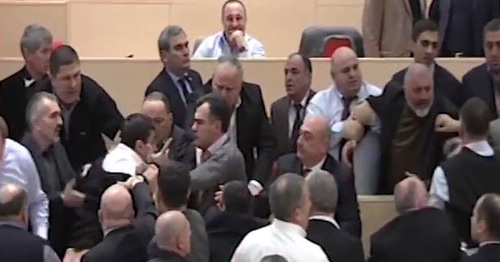 Момент драки в парламенте Грузии. Тбилиси, 26 декабря 2014 г. Кадр из видео пользователя TabulaTelevision на http://www.youtube.com/