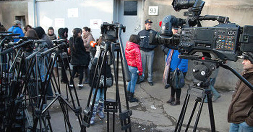 Журналисты возле офиса телекомпании "Маэстро". Фото: Александр Имедашвили, NEWSGEORGIA