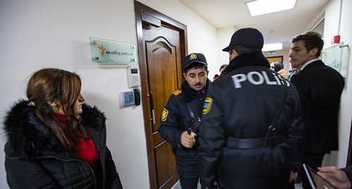 Cотрудники полиции в Бакинском офисе «Радио Азадлыг. Баку, 26 декабря 2014 г. Фото корреспондента "Кавказского узла"
