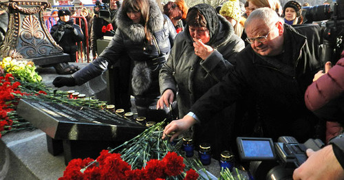 Волгоград, 29 декабря 2014 г. Родственники и друзья погибших во время теракта возлагают цветы. Фото Татьяны Филимоновой для "Кавказского узла".