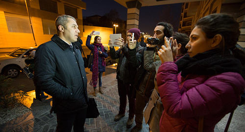 Адвокат Ялчын Иманов даёт интервью журналистам возле офиса "Радио "Свобода". Баку, 26 декабря 2014 г. Фото корреспондента "Кавказского узла"