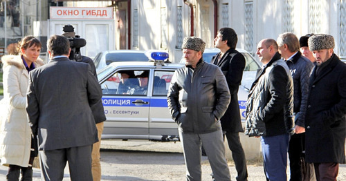 Возле здания Предгорного районного суда Ставропольского края 29 декабря 2014 года. Фото Магомеда Туаева для "Кавказского узла"
