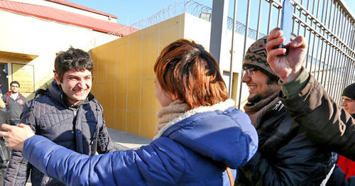 Освобожденный активист молодежного движения Nida Узеир Маммадли (слева) встретился с близкими друзьями после ареста. Баку, 30 декабря 2014 г. Фото Азиза Каримова для "Кавказского узла"