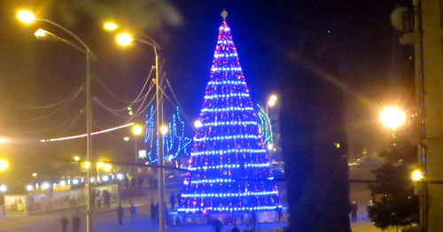 Новогодняя елка на Центральной площади в Степанакерте. Нагорный Карабах. Фото Алвард Григорян для "Кавказского узла"