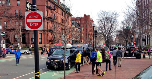 Отряд службы по борьбе с биологической угрозой неподалёку от места взрыва. Бостон, 15 апреля 2013 г. Фото User:Ashstar01 https://commons.wikimedia.org