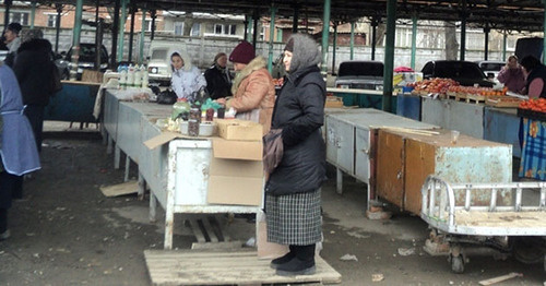 Стихийный рынок в районе гостиницы «Колос». Нальчик, 5 января 2015 г. Фото Людмилы Маратовой для "Кавказского узла"