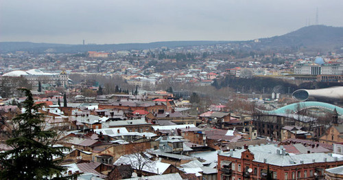 Вид на Тбилиси. Справа президентский дворец, на слева видна крыша минюста. Фото Ахмеда Альдебирова для "Кавказского узла"