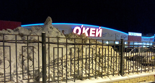 Снежные сугробы около магазина ОКЕY. Фото Олега Пчелова для "Кавказского узла"