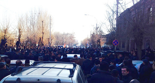 Порядка 1000 человек митингуют у здания российского консульства в Гюмри, 14 января, Гюмри. Фото Ваана Тумасяна
