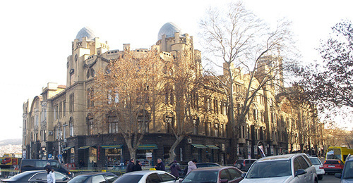 Дом Мелик-Азарянца и ограждения на улицу Элбакидзе. Фото Беслана Кмузова