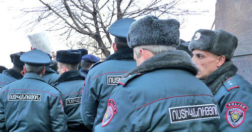 Сотрудники правоохранительных органов во время акции протеста. Ереван, 15 января 2015 г. Фото Армине Мартиросян для "Кавказского узла"
