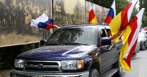 Флаги Южной Осетии и Российской Федерации. Фото http://osinform.ru/