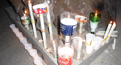 Зажженные свечи в память о погибшей семье Аветисянов. Гюмри, 14 января 2015 г. Фото Армине Мартиросян для "Кавказского узла"