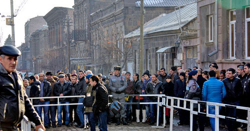 Очередь из желающих проститься с Сережей Аветисяном. Гюмри, 20 января 2015 г. Фото Нарека Тумасяна для "Кавказского узла"