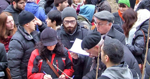 Сбор подписей с требованием остановить строительство в парке Ваке. Тбилиси, 24 января 2015 г. Фото Эдиты Бадасян для "Кавказского узла"