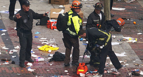 Сотрудники полиции на месте трагедии в Бостоне. Фото: https://en.wikipedia.org/wiki/Boston_Marathon_bombings#mediaviewer/File:Boston_Marathon_explosions_%288652971845%29.jpg
