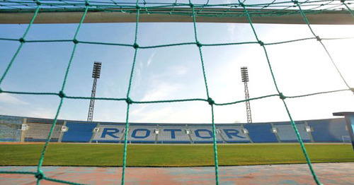 Надпись на стадионе "Rotor". Фото: официальный сайт ФК "Ротор" http://www.fc-rotor.com/news/fk_rotor_nachinaet_prodazhu_abonementov/2012-06-22-2618