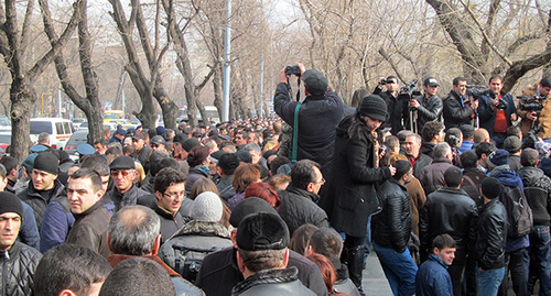 Активисты разместились на тротуаре напротив резиденции президента. Фото Армине Мартиросян
