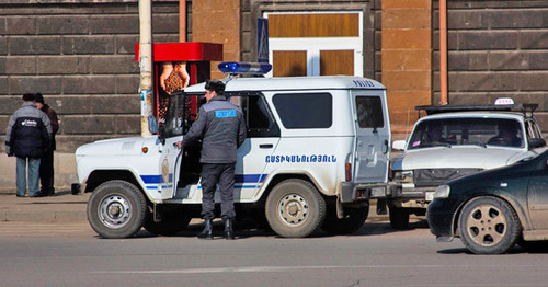 Сотрудники полиции дежурят возле церкви Святого Ншана. Гюмри, 20 января 2015 г. Фото Нарека Тумасяна для "Кавказского узла"