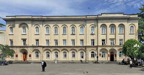 Резиденция правительства и Президента Республики Абхазия. Сухум. Фото: Hons084 / Wikimedia Commons
