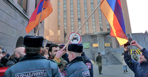 Участники акции протеста возле посольства РФ. Ереван, 15 января 2015 г. Фото Армине Мартиросян для "Кавказского узла"