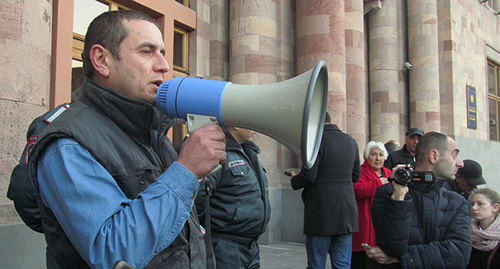 Брат похищенного Артака Хачатряна Артем выдвигает требование: если брата не найдут, объявит сидячую забастовку. Фото Тиграна Петросяна для "Кавказского узла"