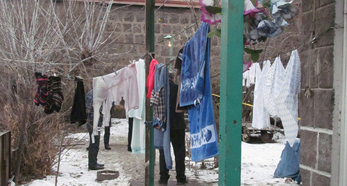 Вывешенное белье во дворе дома семьи Аветисян. Гюмри, 14 января 2015 г. Фото Тиграна Петросяна для "Кавказского узла"