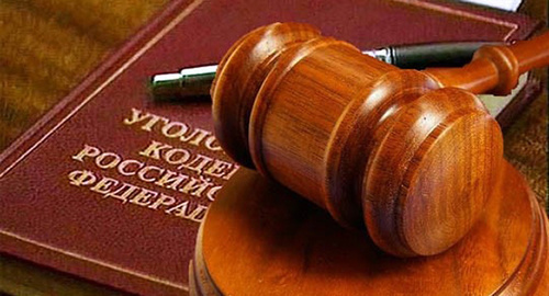 Уголовный кодекс и молоток судьи. Фото: http://www.tomsk.ru/userpic/news/2013/Dec/30/562868_view.jpg
