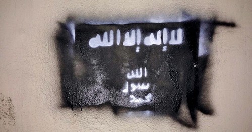 Рисунок флага ИГИЛ (признанного 29 декабря 2014 г. Верховным судом России террористической организацией) на стене здания в Грозном. Чечня, 10 февраля 2015 г. Фото "Кавказского узла"