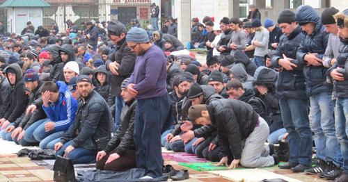 Верующие возле центральной Джума-мечети Дагестана. Махачкала. Фото Тимура Исаева для "Кавказского узла"