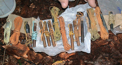 Элементы самодельного взрывного устройства. Фото: http://nac.gov.ru/files/2268.JPG