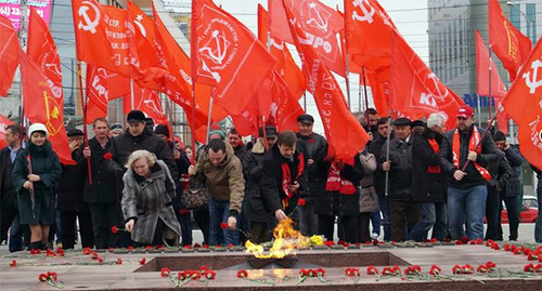 Официальная церемония возложения венков и цветов на мемориале в Первомайской роще, Краснодар, февраль 2015. Фото: http://kprf.ru/party-live/regnews/139205.html