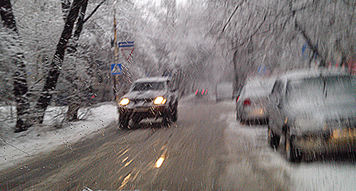 Снегопад за окнами машины. Фото Олега Пчелова для "Кавказского узла"
