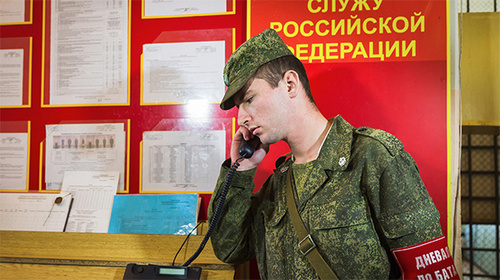 Дневальный солдат в военской части. Фото Алексея Ерешко, http://мультимедиа.минобороны.рф/multimedia/photo/gallery.htm?id=18307@cmsPhotoGallery